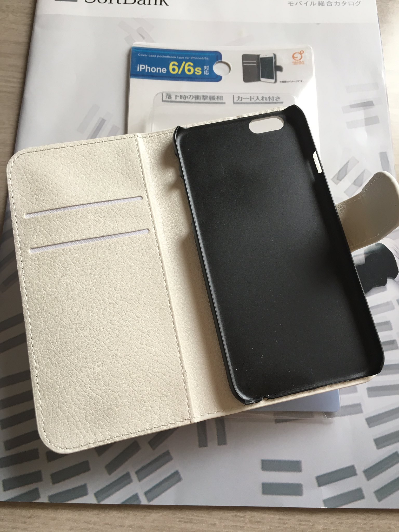 1212wakuwaku 必死で 生きてる 100均のキャンドゥに Iphone6 6s用の手帳型カバーケース 白と黒 がありました 革製とかではないですが これが108円で買えちゃうとなると 私はもうこれで充分かな と思ってしまいます Iphone6 Iphone6s 手帳