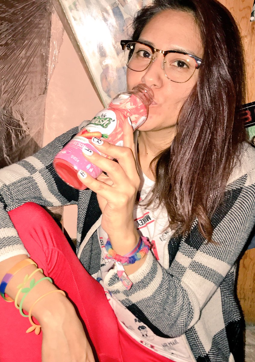 SpaYvieK's tweet photo. #Losmanodetopo disfrutando un #V8Splash #PorSiempre con @kabah_oficial @lydiaamty @VicenteCastiyo @wenvampi @depplibelula meet &amp; greet 🈳❤️😃 https://t.co/CAVprPkOea