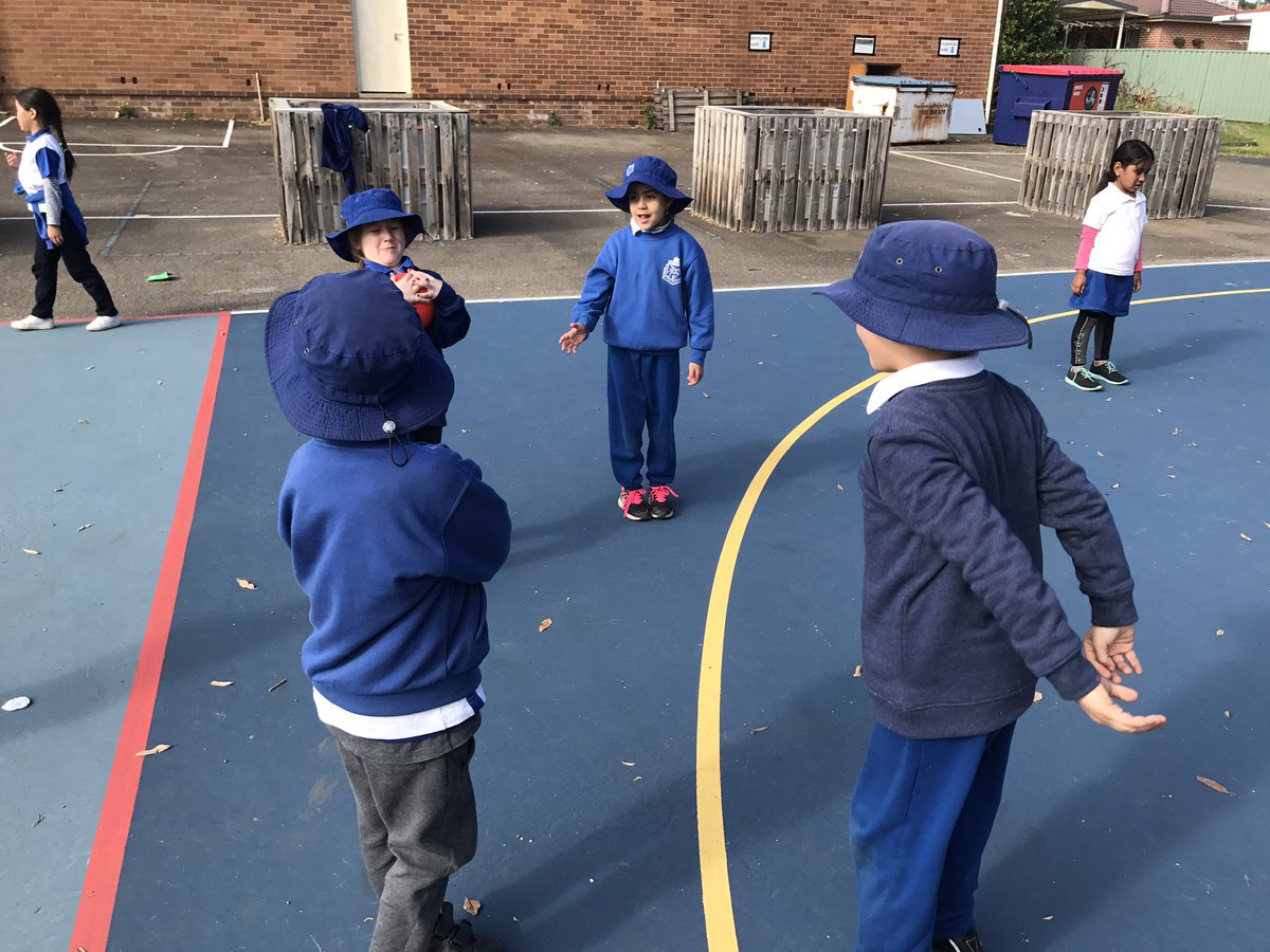 Practising our passing skills at fitness with 1/2R and KM!