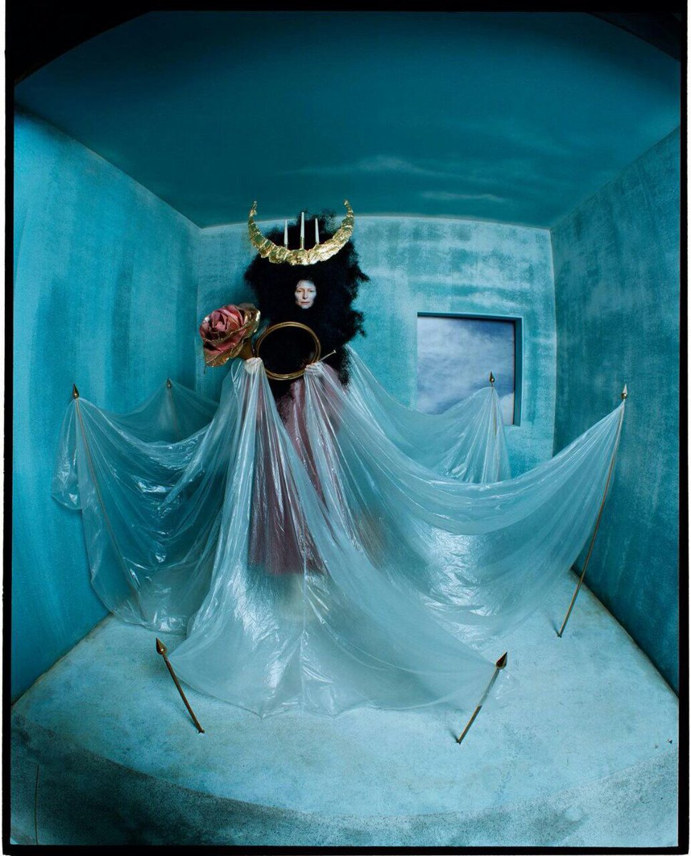 FashionTV_Chile's tweet photo. Editorial dedicada a la creatividad y a la belleza atípica de #TildaSwinton 
📸Tim Walker👗Jacob K👩🏽Duffy at Streeters https://t.co/P0j1z9Ack9
