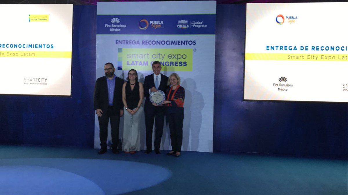 SeSantiagoCL's tweet photo. SANTIAGO🇨🇱 recibe reconocimiento en #SmartcityExpoLATAM. Felicitaciones a intendente @orrego y equipo de #StgoRM. https://t.co/8VnRVFEcud
