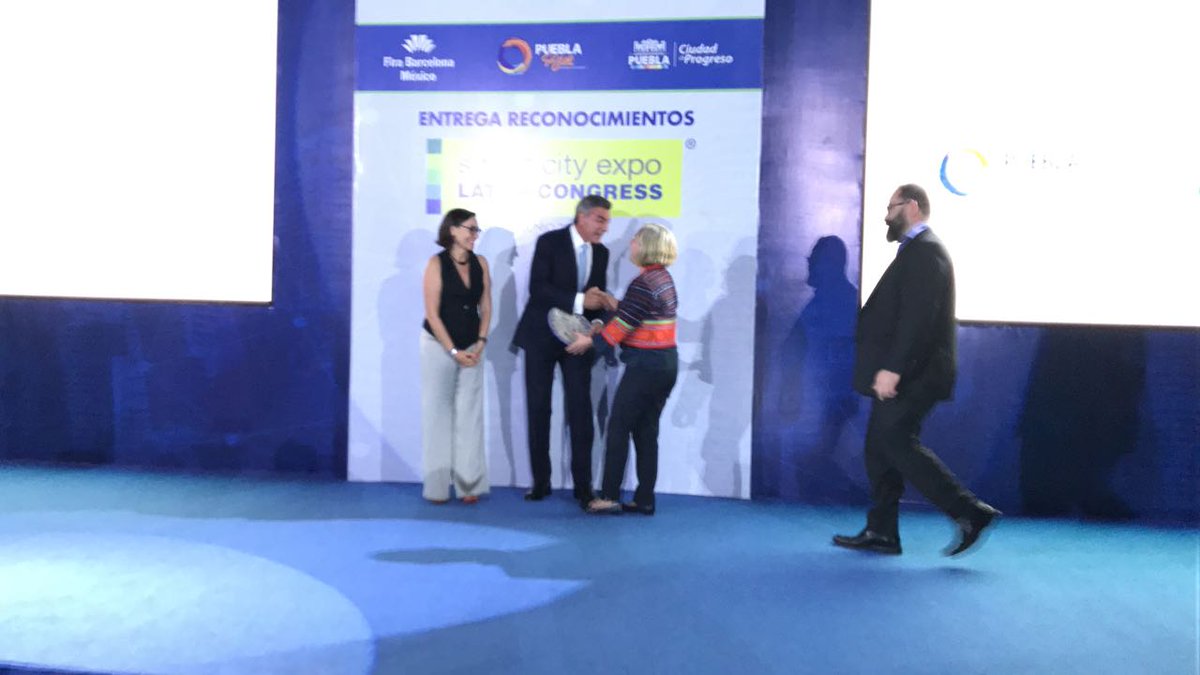 SeSantiagoCL's tweet photo. SANTIAGO🇨🇱 recibe reconocimiento en #SmartcityExpoLATAM. Felicitaciones a intendente @orrego y equipo de #StgoRM. https://t.co/8VnRVFEcud