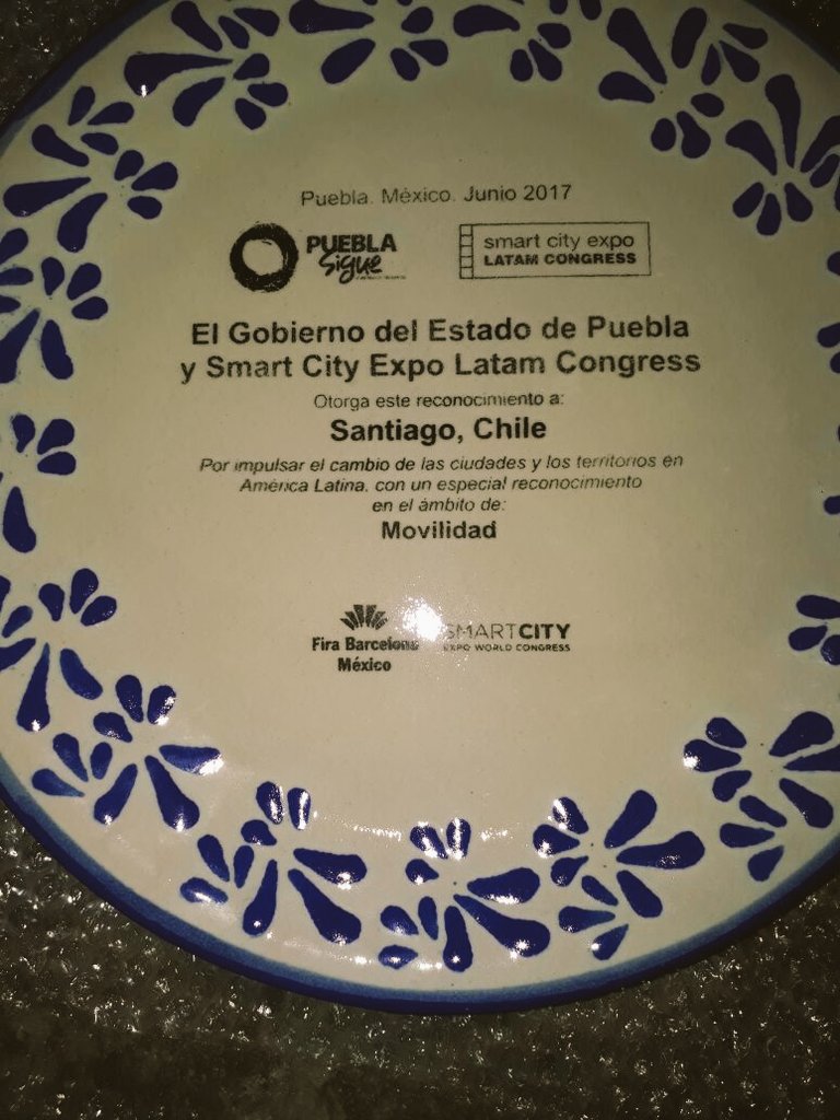 SeSantiagoCL's tweet photo. SANTIAGO🇨🇱 recibe reconocimiento en #SmartcityExpoLATAM. Felicitaciones a intendente @orrego y equipo de #StgoRM. https://t.co/8VnRVFEcud