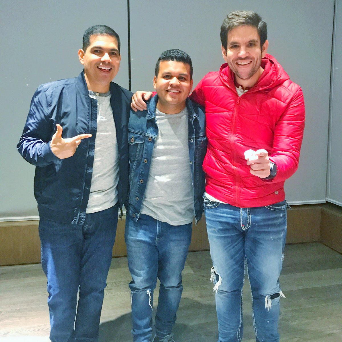 JDeLaEspriella's tweet photo. Reunion de trabajo de la expectativa de salida de #loquetuquerias #unvallenato q estará en el mercado el 26 de julio, cuenta regresiva... https://t.co/uGCLM0Of4f