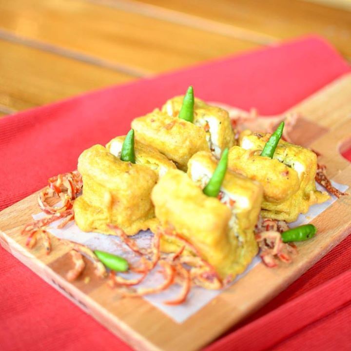 RedTomatoResto's tweet photo. Siapa sih yang sanggup menolak camilan yang satu ini? Tahu Isi ala Red Makan Place dibuat dengan bumbu rahasia sehingga rasanya lezat, reny… https://t.co/rWpDWd6YMN