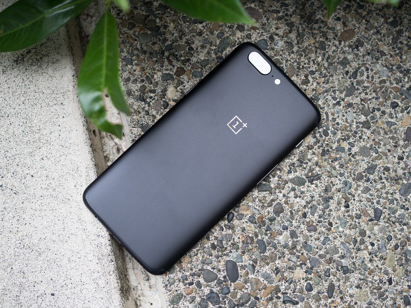 TheWiseIT's tweet photo. OnePlus 5 now official in India for ₹32,999: Everything you need to know https://t.co/wvWxZRx0CP https://t.co/clCx9ZIVNQ