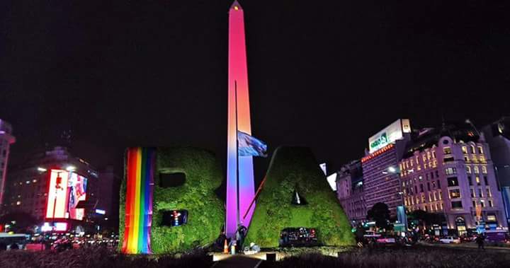 zinos__'s tweet photo. Admito que me encantó :') que en Buenos Aires, una ciudad tan concurrida y enorme hagan esto.  Hacen todo bien. #Orgullo2017 #LoveIsLove https://t.co/zy7k2Ip89A