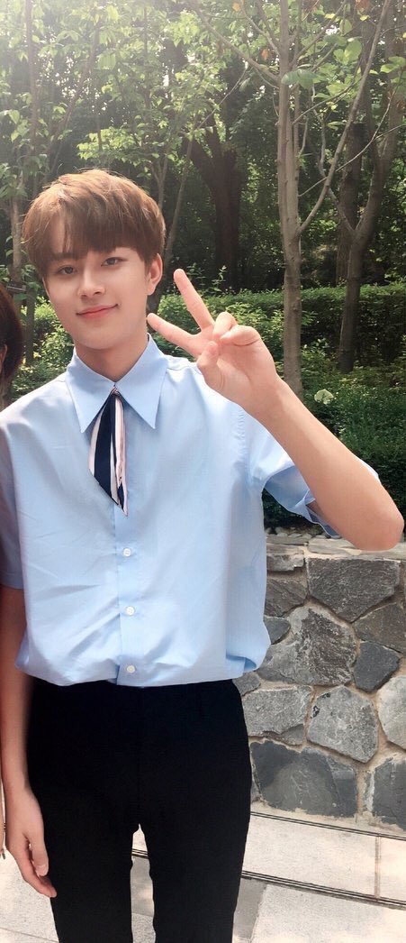 zssstart's tweet photo. 我儿这优越的大长腿啧啧啧 这脸kkk 就应该多拍照 合照也满足哈哈哈 https://t.co/M8KFBg10Ls