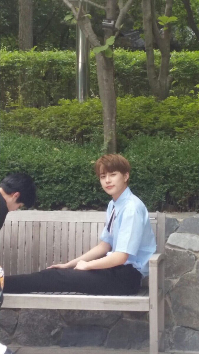 zssstart's tweet photo. 我儿这优越的大长腿啧啧啧 这脸kkk 就应该多拍照 合照也满足哈哈哈 https://t.co/M8KFBg10Ls