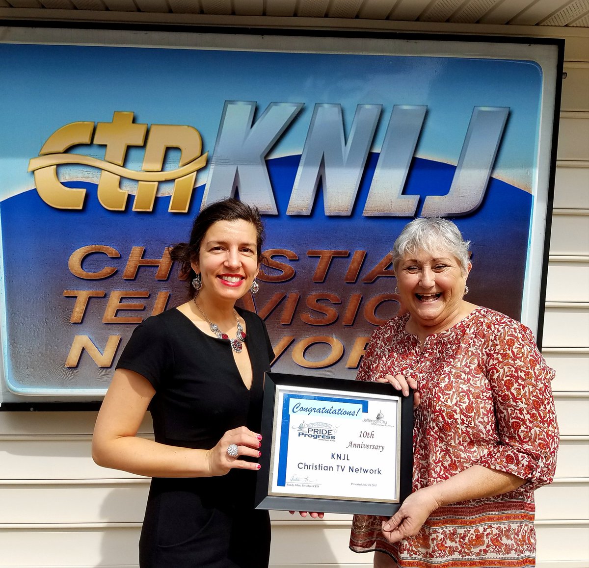 CarrieTergin's tweet image. Congrats KNLJ on your 10th Anniversary! #PrideAndProgress #GrowJCMO @TheJCChamber @knlj_tv #MayorTergin #SelfiewiththeMayor #JCMO