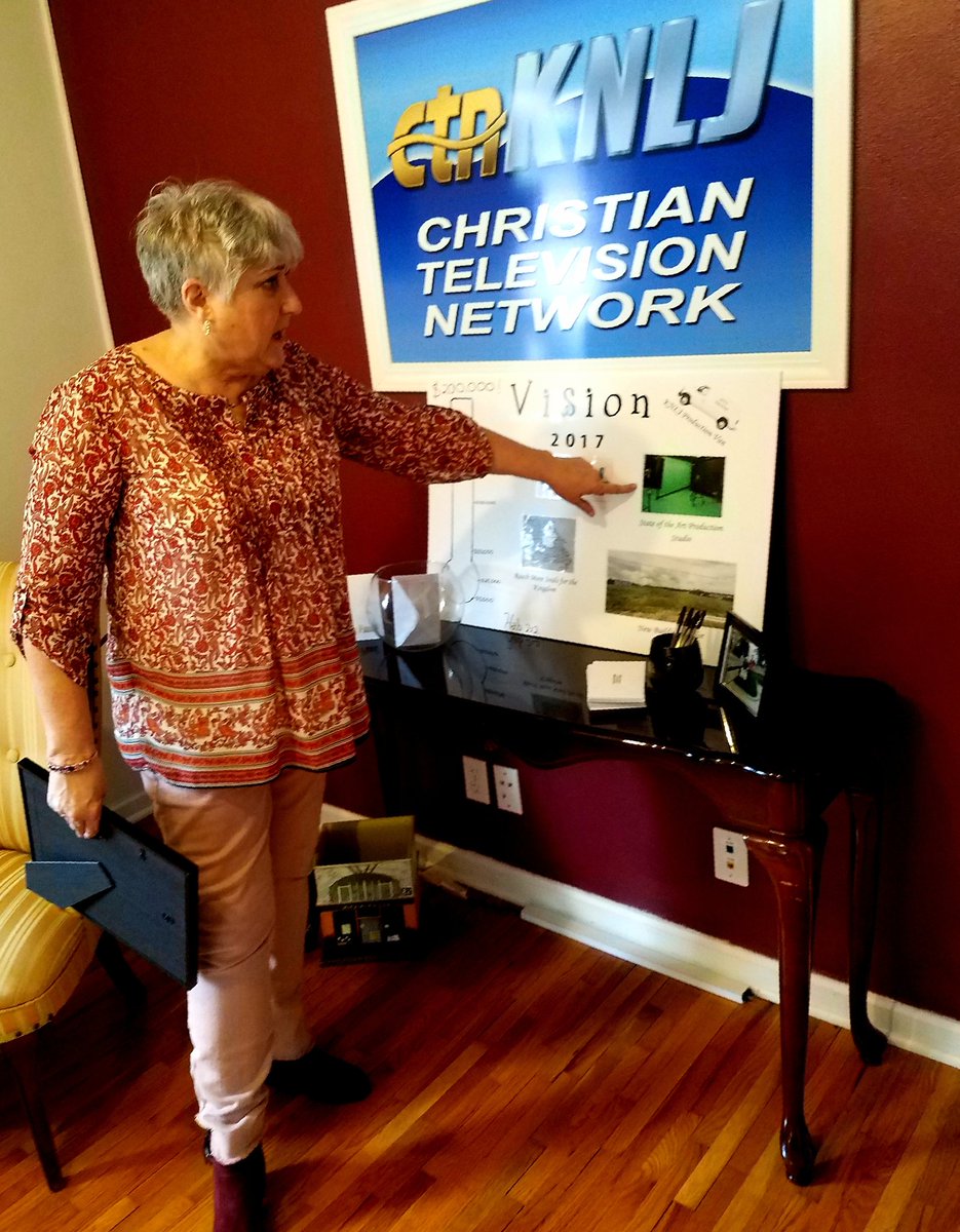 CarrieTergin's tweet image. Congrats KNLJ on your 10th Anniversary! #PrideAndProgress #GrowJCMO @TheJCChamber @knlj_tv #MayorTergin #SelfiewiththeMayor #JCMO