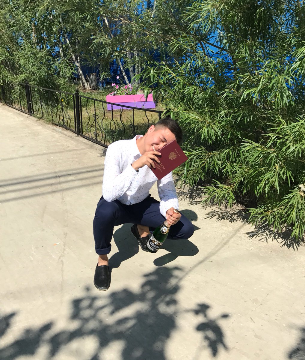 zhekaykt's tweet photo. Ура все #красныйдиплом #Reddiploma 🍾🎉🎊😭 https://t.co/xa8TZGhTA1