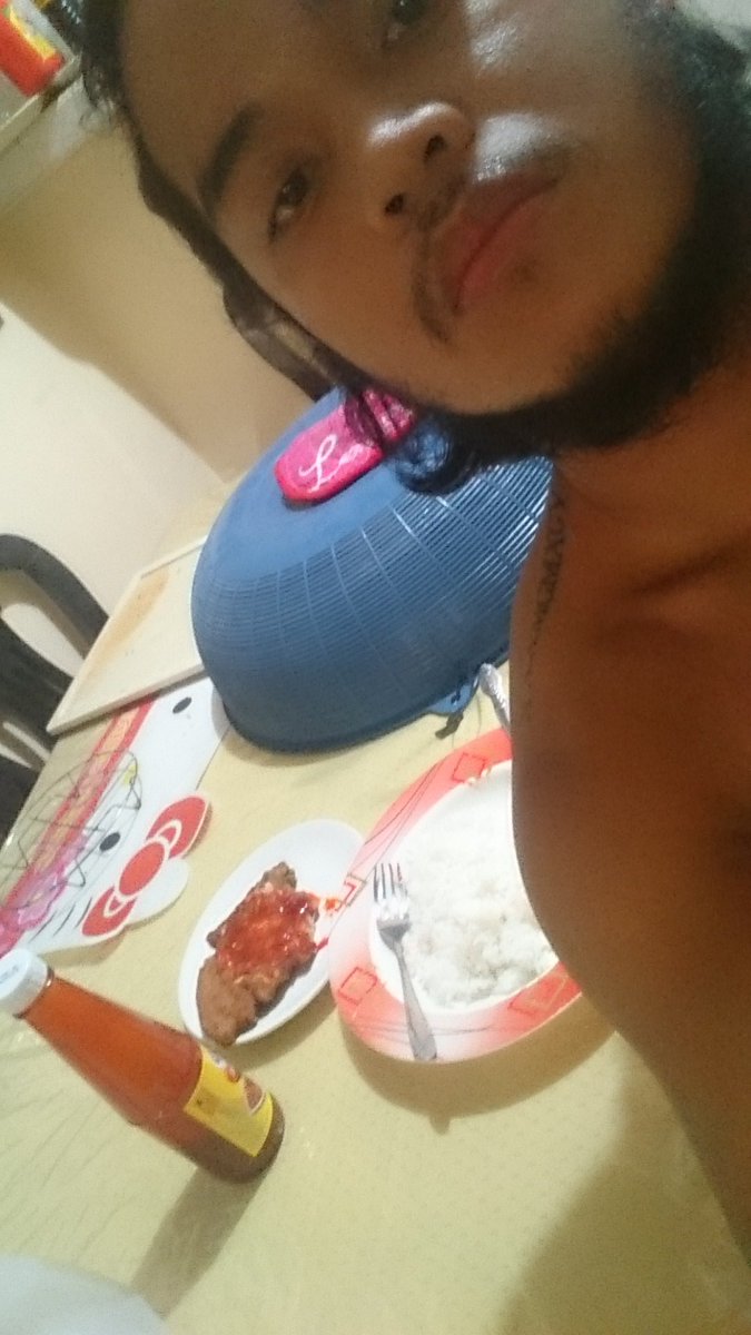 justgeta_bong's tweet photo. Porkchop for Lunch. #HelloKitty #independentfeels #feedyourself https://t.co/TkbfXIP7gX