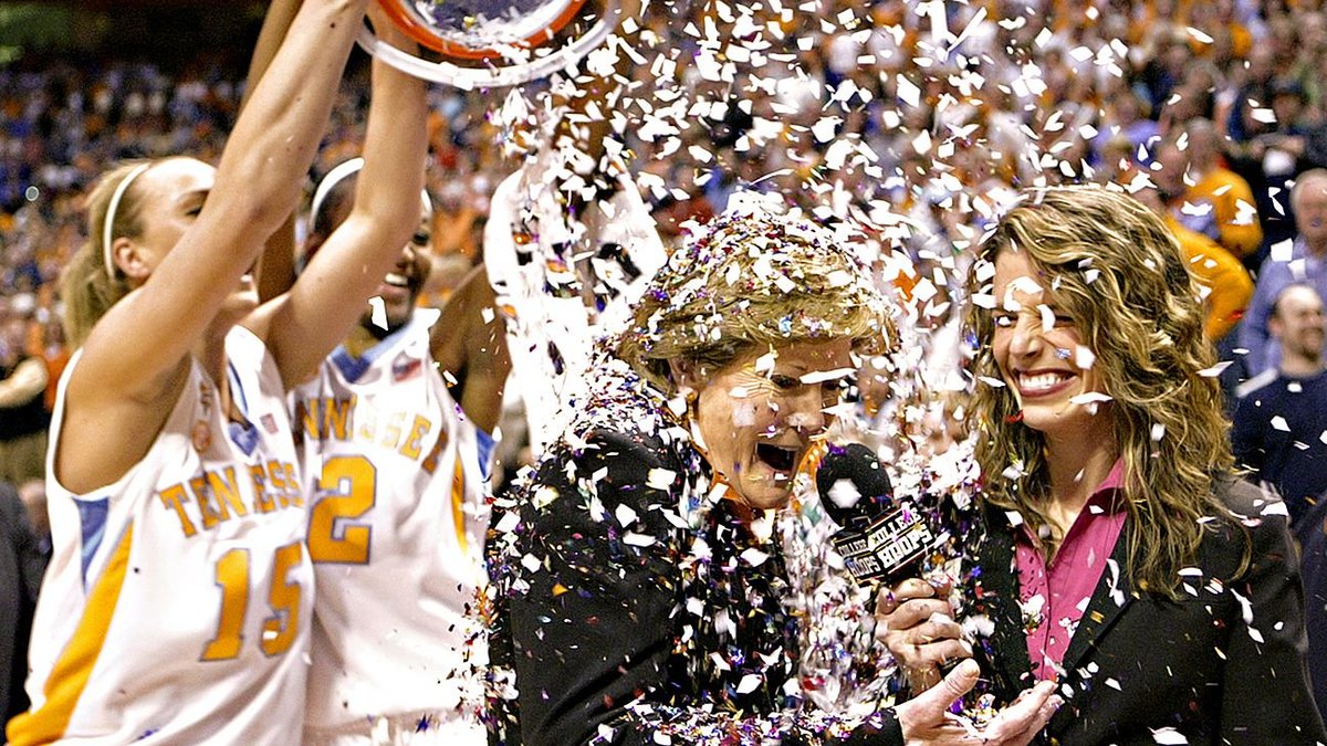 naismithspaldi2's tweet photo. In remembrance of the winningest coach in #NCAA basketball history,I simply say #ThankYou.#LadyVols4L #LadyofClass #PatSummitt 1952-2016 https://t.co/Ioq94Hu3BN