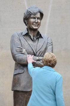 naismithspaldi2's tweet photo. In remembrance of the winningest coach in #NCAA basketball history,I simply say #ThankYou.#LadyVols4L #LadyofClass #PatSummitt 1952-2016 https://t.co/Ioq94Hu3BN