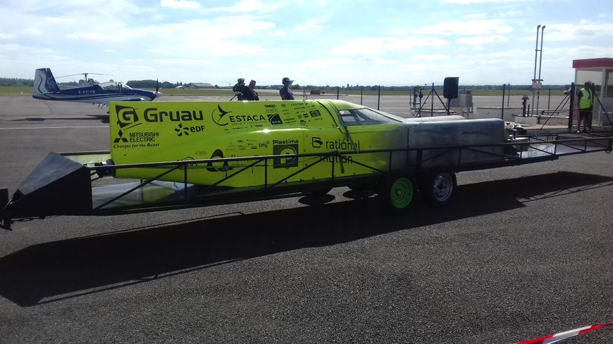 icimayenne's tweet photo. En Mayenne, on n'a pas que la #LGV, on a aussi un bolide électrique qui pourrait atteindre les 400 km/h ! #Escata https://t.co/3BR1LrKOCA https://t.co/jQcbzcWlDT