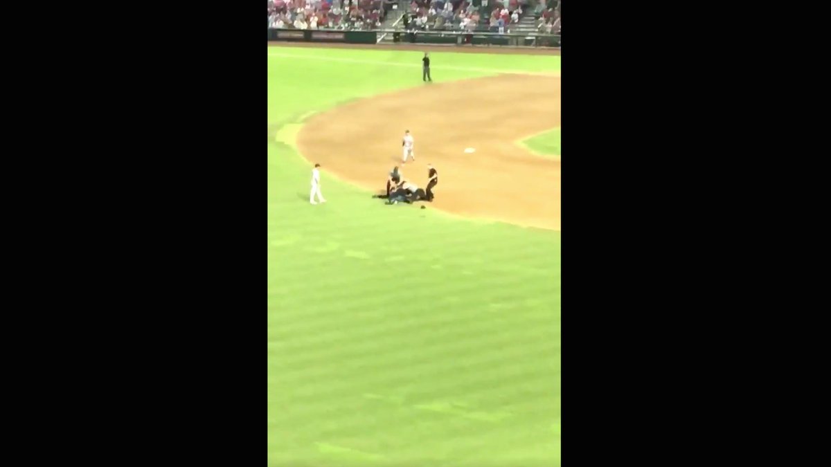 Idiot On The Field Runs Into Cardinals Shortstop Paul DeJong, Is Promptly Tackled By Security dlvr.it/PQst82 #TrumpIsAFool