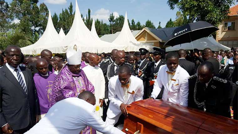 observerug's tweet photo. Drama as condolence money goes 'missing' at Mutagamba burial. Family got only Shs 7m of 14m sent by Tourism ministry https://t.co/wb0n9GMQc5 https://t.co/0mpJ25h11T