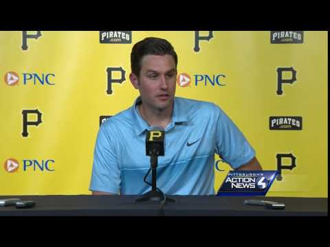 friendlydb's tweet image. Pirates umpire credited with saving woman's life WATCH at: friendlydb.com/item/12091811/…