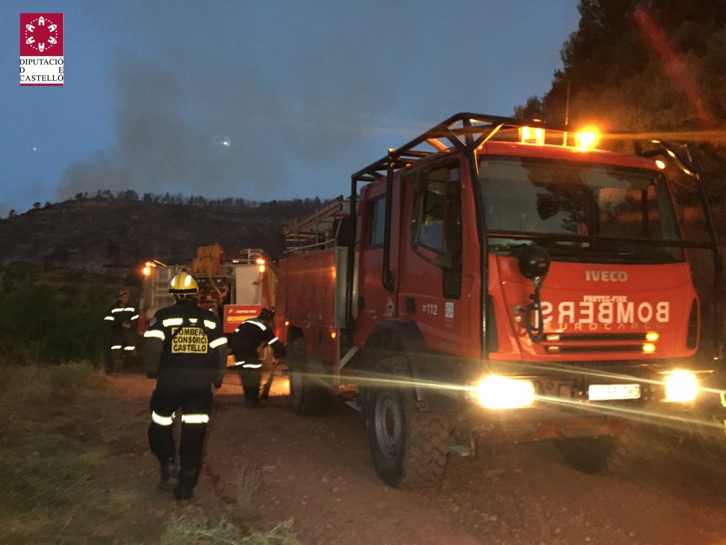 BombersDipcas's tweet photo. #IFGatova. Importante trabajo de todo el dispositivo durante toda la noche. @GVA112 @BombersValencia @UMEgob Bomberos CPBC @dipcas https://t.co/L9U2No2cJY