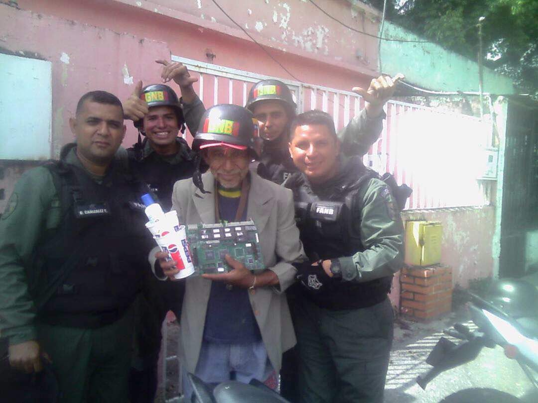 LaraAnons's tweet photo. Hoy nos fueron a reprimir unas niñas GNB en la 54 pero una de ellas salio corriendo y dejo caer su phone 📱 #Barquisimeto #Lara MAS FOTOS https://t.co/r3UABvAFXV