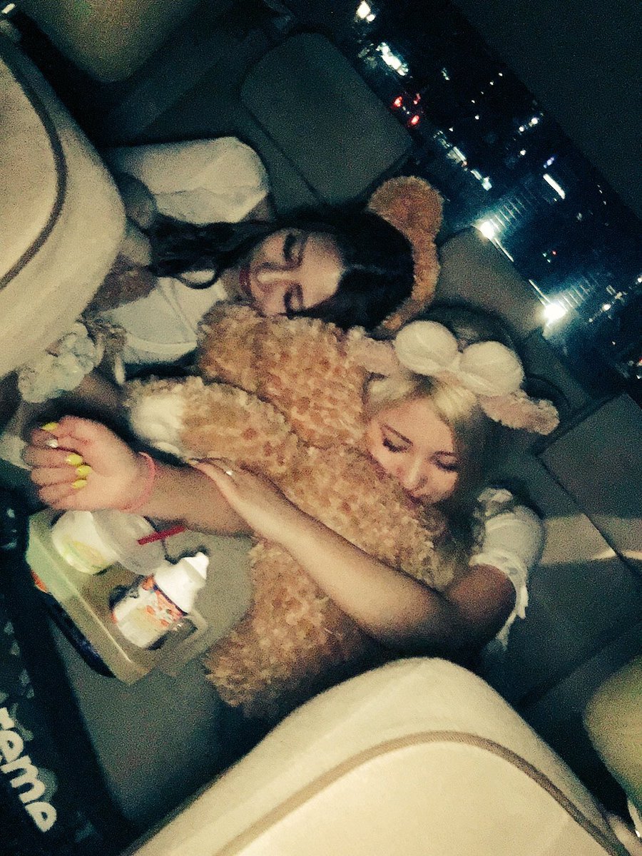 akari4201's tweet photo. 楽しすぎ〜💕🎡🏰
夢の国わずりんちょっ！💋😍👩‍❤️‍👩
誘ってくれてありがと!!😶❤️
次は彼氏とかと行きたいな☺️👌💓 https://t.co/krMVT6wQBD