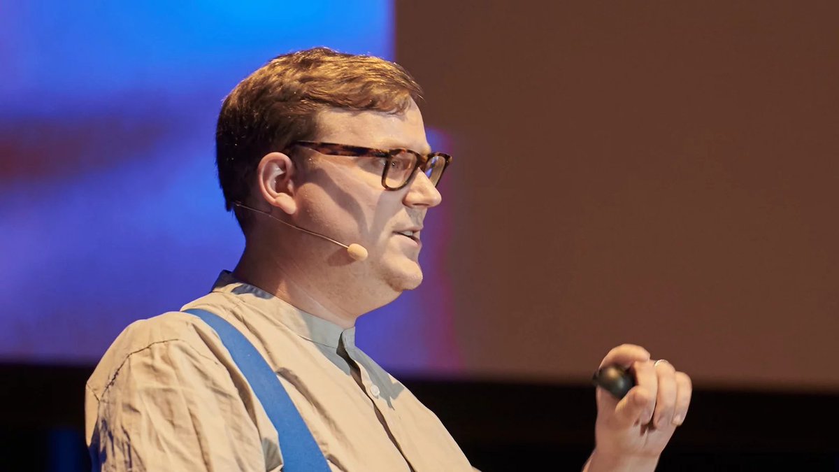 envisprecisely's tweet photo. Crafting spaces between physical &amp; digital. Entertaining talk from Luke Thompson of @kindesign https://t.co/xOrgLmBqkt More to come #push17 https://t.co/qtV7MjCRXV