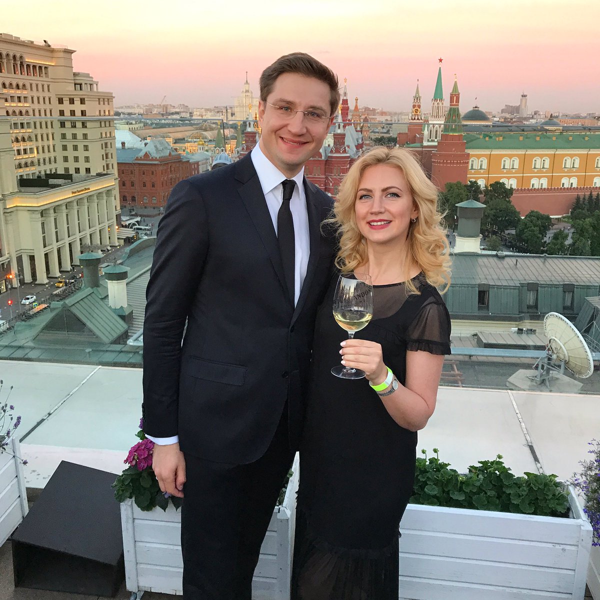 akimovroman's tweet photo. С Катюшкой на Десятилетии отеля The Ritz Carlton Moscow.
#rcmemories #ritzcarlton #ritzcarltonmoscow #ритцкарлтон #o2lounge https://t.co/czj3ovD3aS
