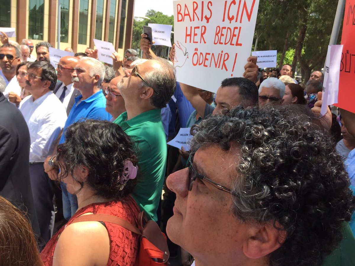 BarisAkademik's tweet photo. Dokuz Eylül Üniversitesi rektörlüğünce açığa alınan Barış Akademisyenleri hep bir ağızdan seslendi: "#Barış'tı sözümüz, vazgeçmeyeceğiz!" https://t.co/HB60MHMlIZ