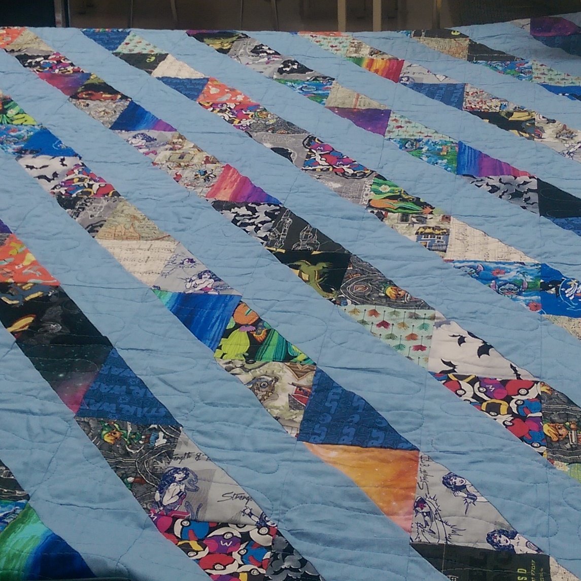 Nova_fur's tweet photo. As a sewer... I like to try new things. Finished a quilting class with this beauty! #sewing #quilting #quiltingclass #sew #hst #hstquilt https://t.co/K6S1LU2O8W