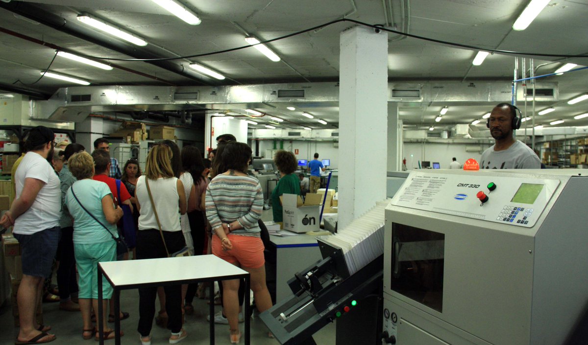 ExLibric's tweet photo. Sigue la visita de @EscuelaMetafora a nuestras instalaciones de Antequera, nada mejor que conocer una #editorial desde dentro. https://t.co/m5lNCIaetk