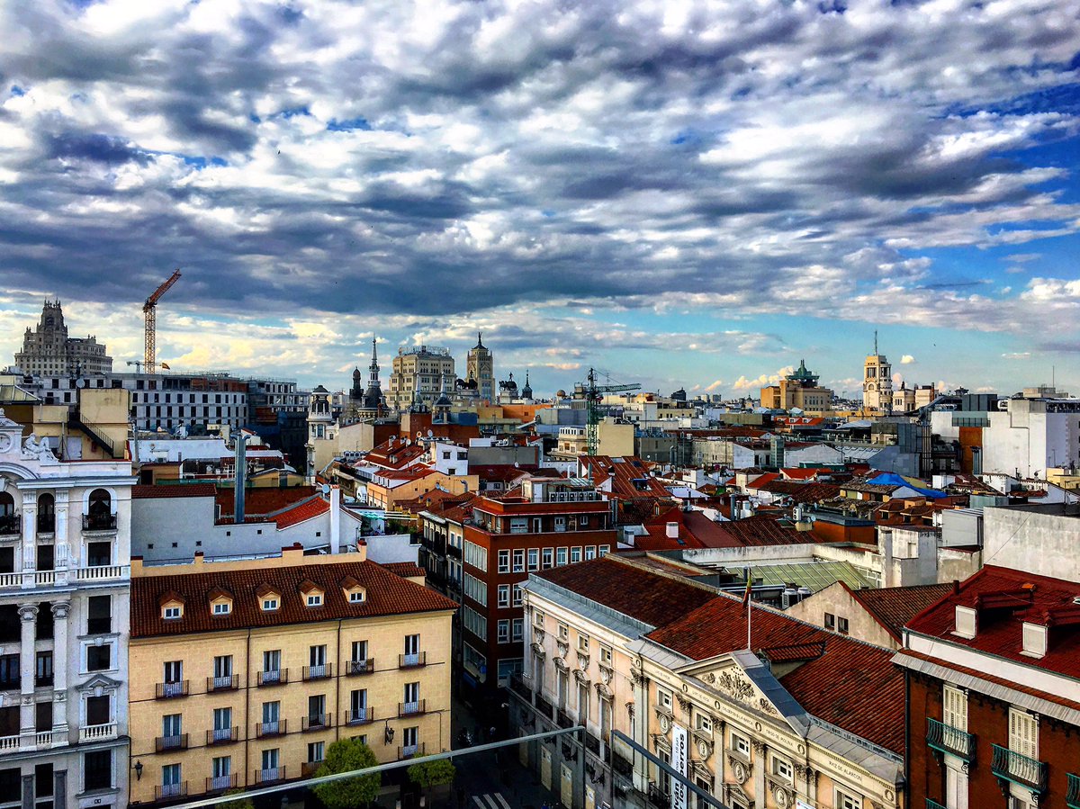 SecretosdeMadri's tweet photo. "Juzga a una persona por sus preguntas en lugar de por sus respuestas" ¡Buenos  días desde las alturas! #madrid #felizjueves https://t.co/31AOImf22X