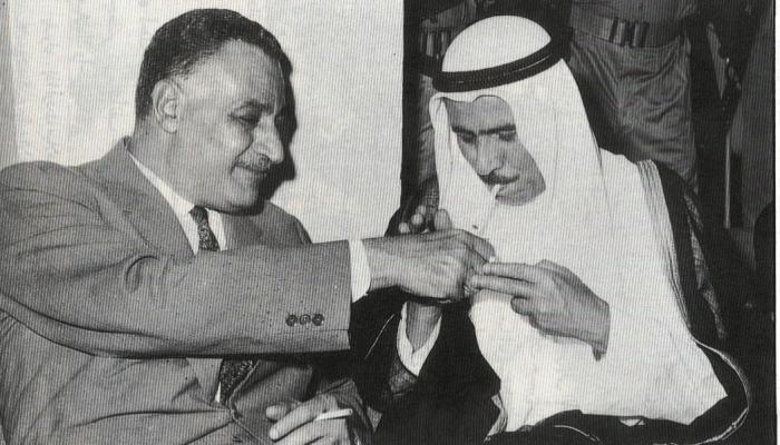 عبدالناصر يشعل سيجارة لأمير الكويت صباح السالم 