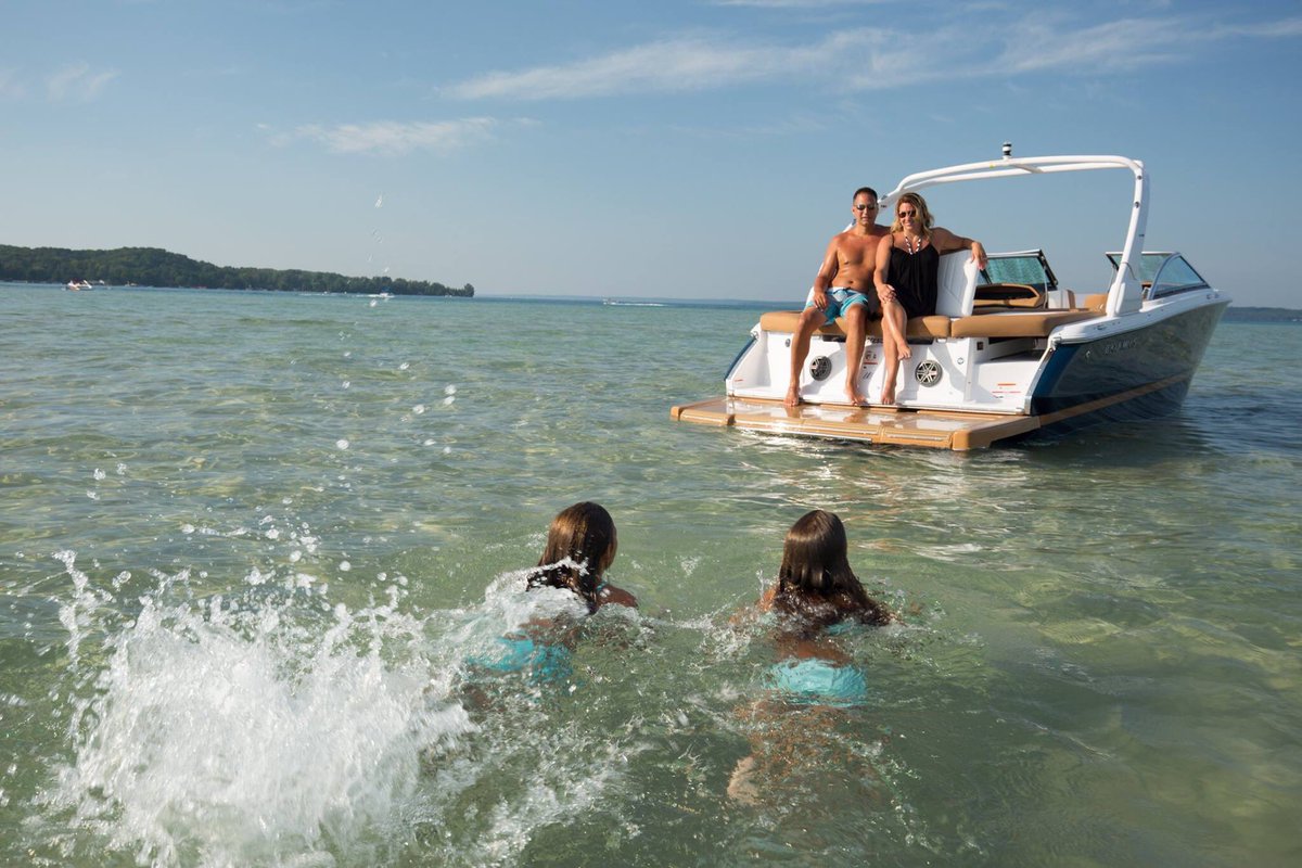 On the Horizon 230 you have an adjustable aft facing bench seat. Perfect for hanging out, catching some sun, and keeping an eye on the kids.