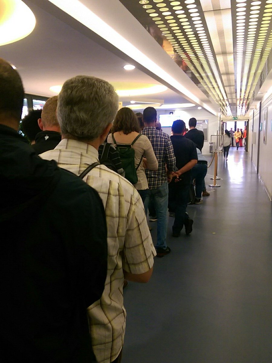 Bis jetzt eine halbe Stunde Wartezeit. Läuft! #auslaenderamt #niederlassungserlaubnis