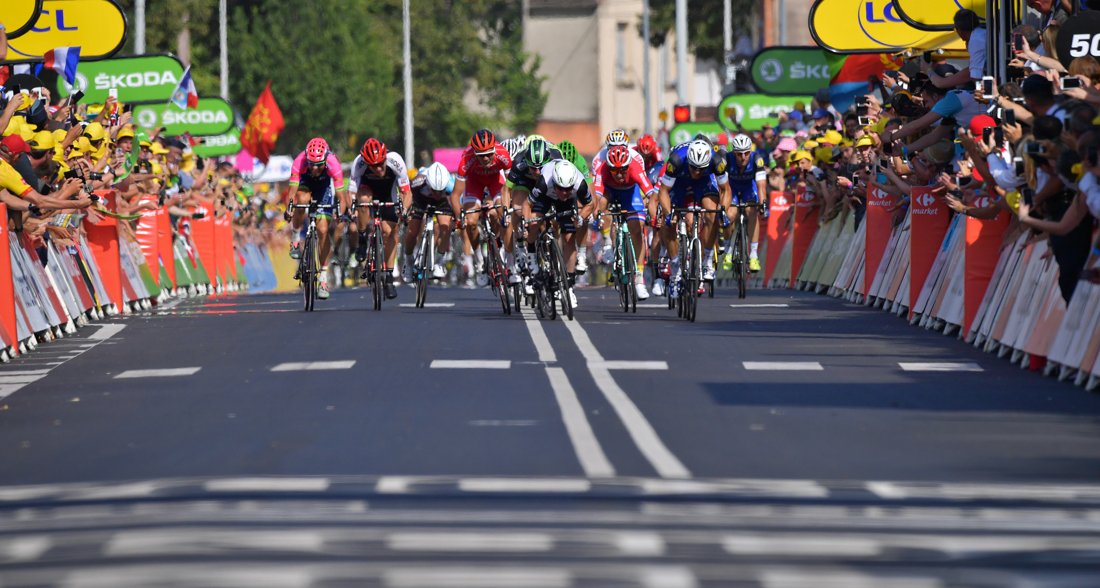 nieuwsbladsport's tweet photo. UCI laat tijdsverschil van drie seconden in Tour niet meer meetellen https://t.co/LitV9SZmug https://t.co/KxN7UpWWYO