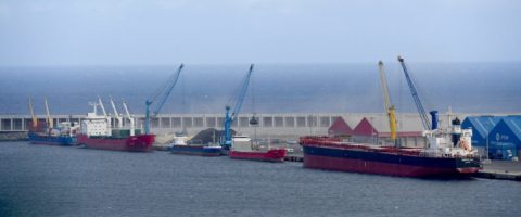 Punta Langosteira acoge la descarga simultánea de cinco buques <a href="/puertoCoruna/">info Puerto Coruña</a> | shar.es/1BJz7I #marítimo #cadesum