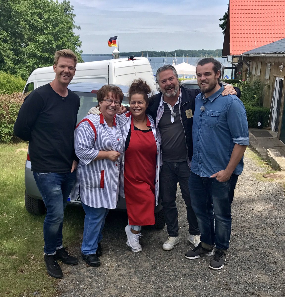 AlteMeierei's tweet photo. Die Küchenprofis und die Crew wurden von uns mit Catering beliefert! Seht Ihr sie lachen? Es hat Ihnen geschmeckt! 😊 https://t.co/XLnuRXxcIL