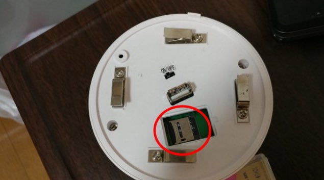 poupee19's tweet photo. คู่รักชาวเกาหลีเข้าพักที่เกสต์เฮาส์แบบ Airbnb ที่ญี่ปุ่นแล้วเจอกล้อง micro SD card ซ่อนอยู่ในอุปกรณ์ตรวจจับควันบนเพดานห้องนอน ต้องระวัง https://t.co/wyHGEN2ubf