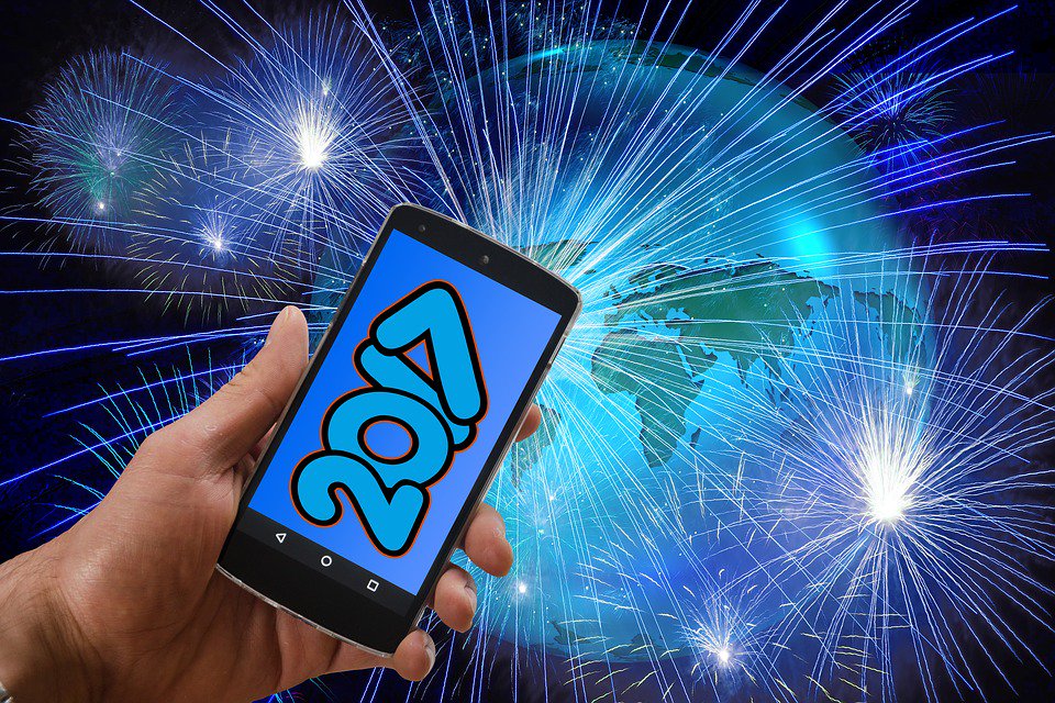 Virtualama's tweet photo. ¡Buenos días! ¿Es la #RealidadAumentada la culpable del fin de los smartphones? https://t.co/mhqjjDFOkS Te lo contamos #FelizJueves https://t.co/FCWwORRR4l