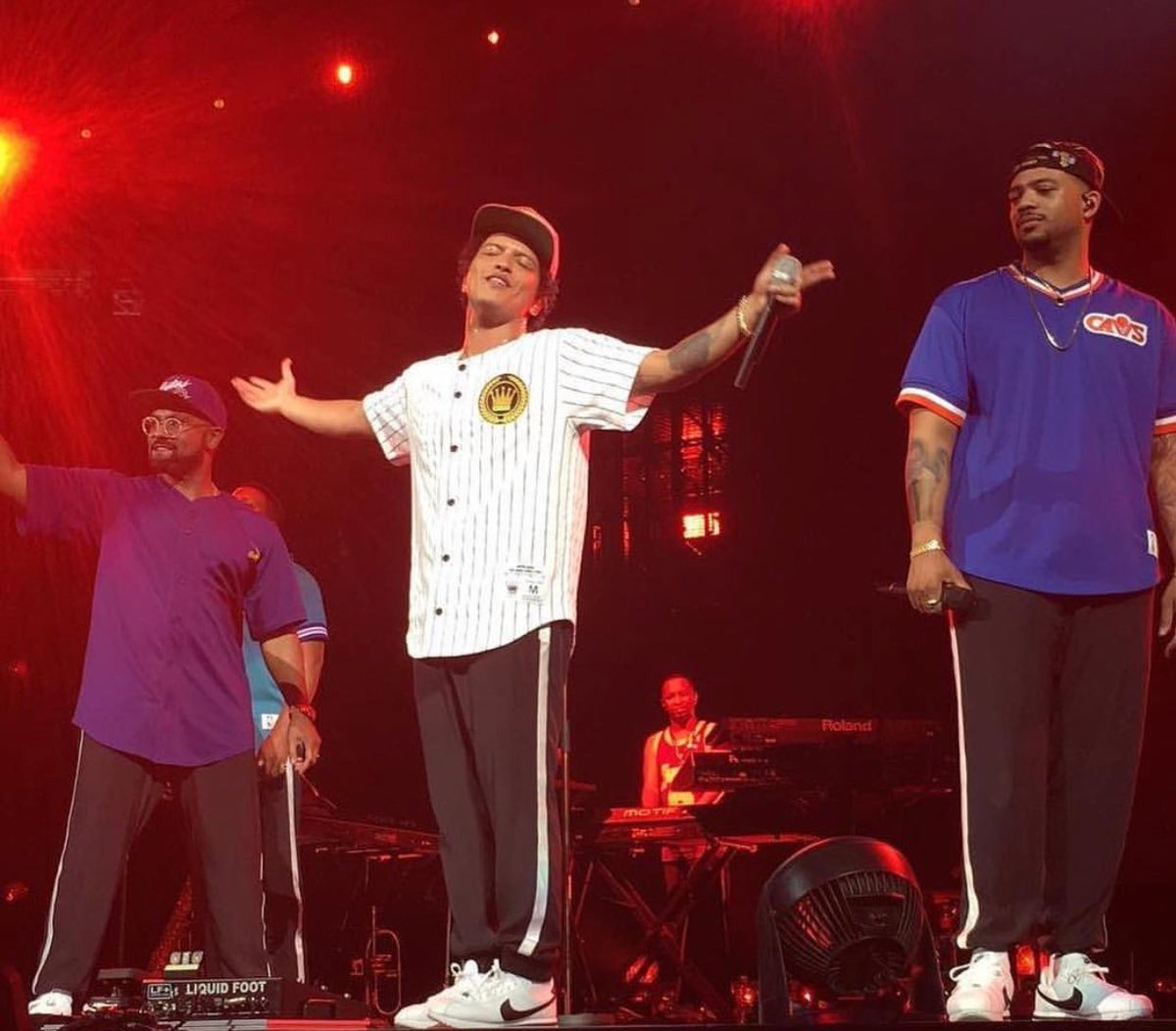 paradisebruno's tweet photo. Vegas! #24KMagicWorldTour @BrunoMars 🤗 https://t.co/wWuDwRq8Y1