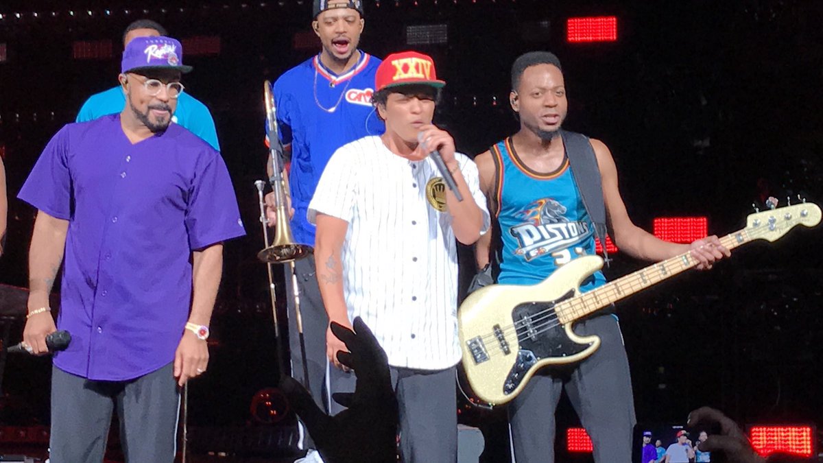 paradisebruno's tweet photo. Vegas! #24KMagicWorldTour @BrunoMars 🤗 https://t.co/wWuDwRq8Y1