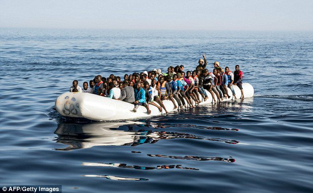 DailyMail's tweet photo. Italy threatens to BAN migrant vessels after 10,000 try to cross Mediterranean in four days https://t.co/EPahDBjvEr https://t.co/gaJrbWnM3r