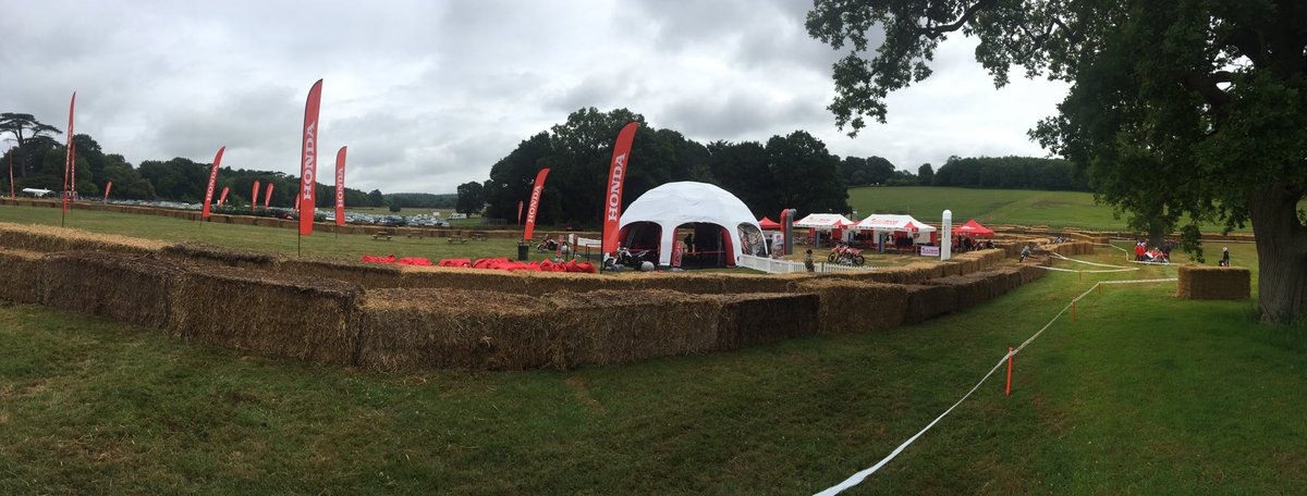 DT858689's tweet image. CRF250X/Africa Twin @fosgoodwood going live now.👌@HondaUKBikes @BuildbaseUK @HambridgeHomes @RockOilNews