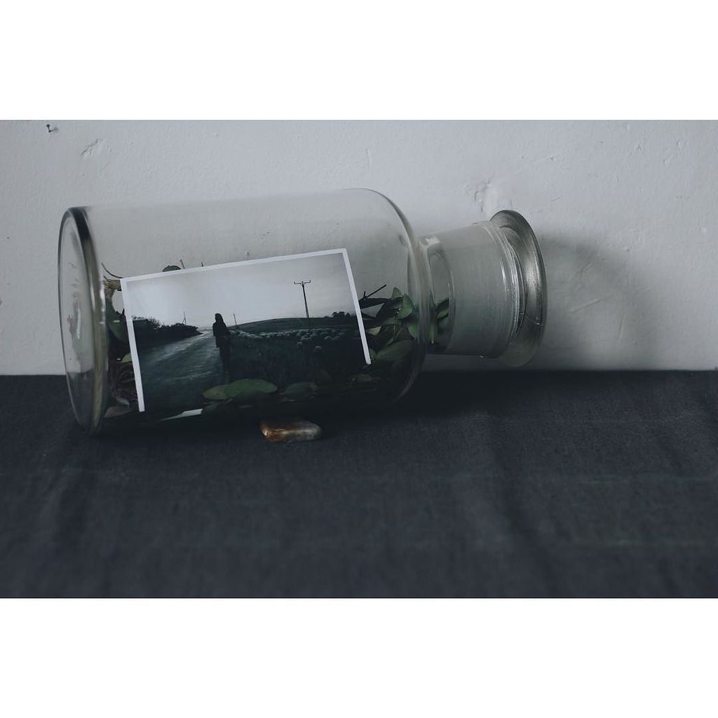 actroom201's tweet photo. .
.
" medicine bottle "
.
写真を入れて飾るのも素敵です。.
口の大きな（大）に筒状にして入れます。取り出すのも意外と簡単でした。ぜひ、試してみてください。
.
▪︎メディスンボトル 大 ¥3,024
.… https://t.co/MvKzBvcHj5 https://t.co/J8Mt3GFh8o