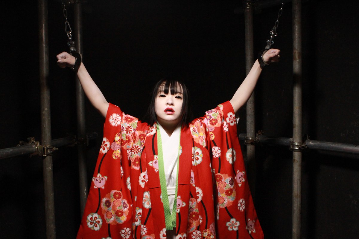 urameshiya_av's tweet photo. 全黒眼女、拘束。
＃宮沢ゆかり　＃全眼　＃着物　＃日本人形　＃エロホラー　＃拘束 https://t.co/o9tgkmMUl1