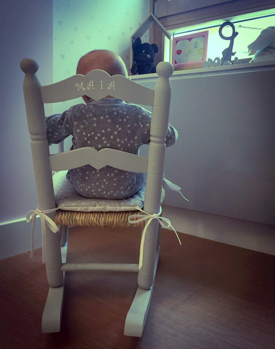 Maia, tan chiquitita y ya sin separarse de su mecedora. ¡Que tendrán que les encantan! Mucho mucho LOVE de sábado 💕💕💕 #baby #mecedora #deco