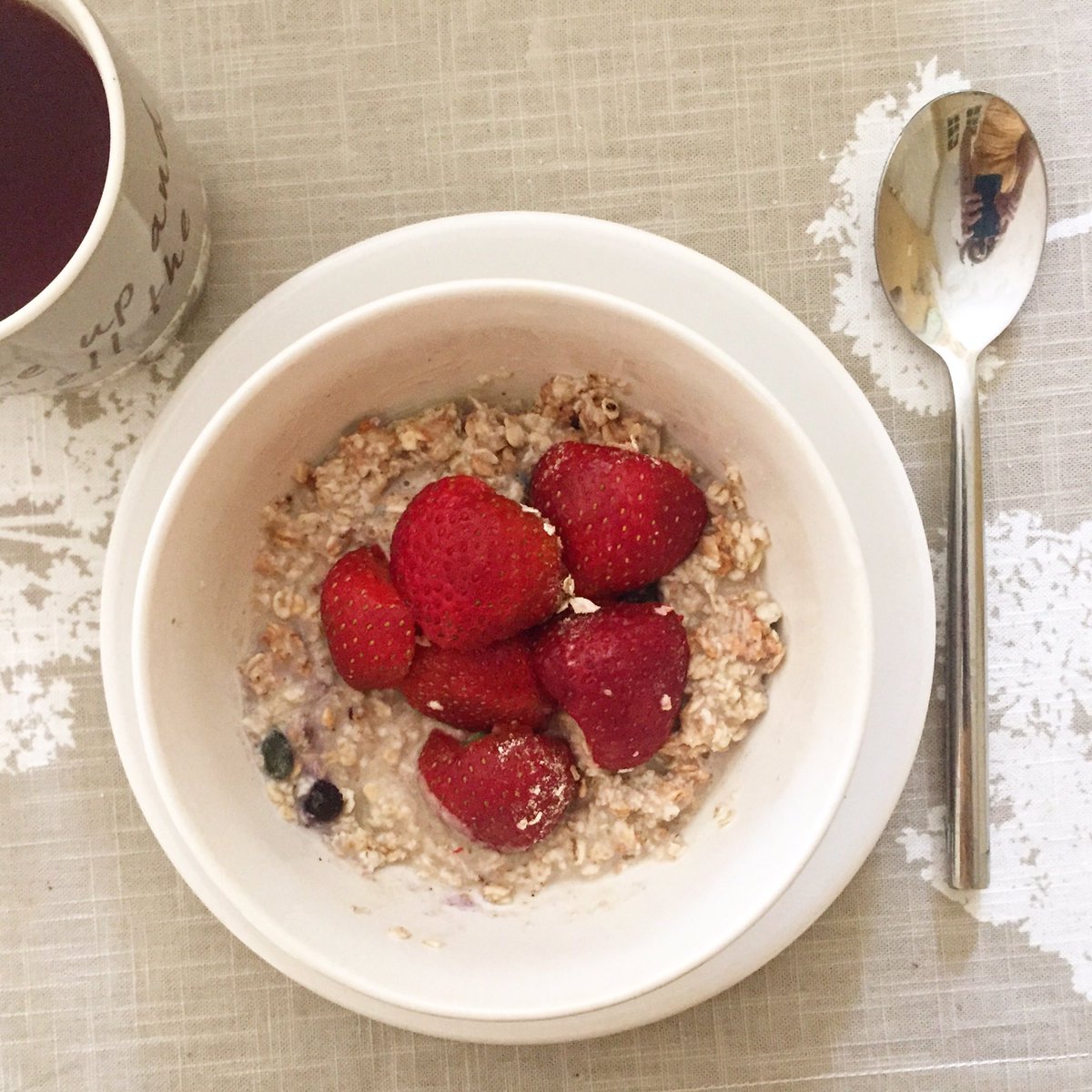 Belovedates's tweet photo. Nothing tastes sweeter than porridge sweetened with #DateNectar on a rainy day. 🌧🍓☕️ #HealthyBreakfast #foodinspiration #dates #rainyday https://t.co/qkAHqtkAoP