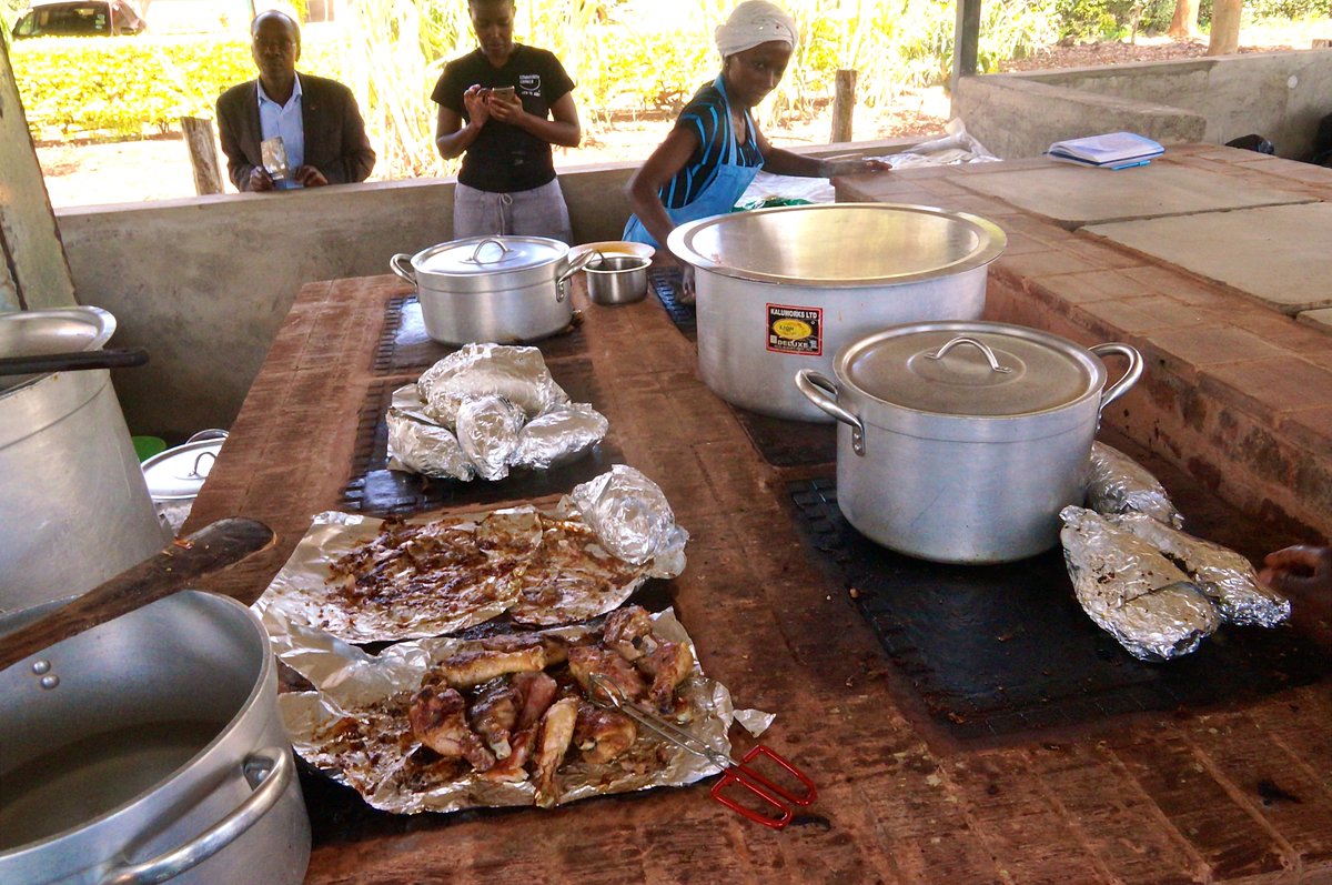 CCF_254's tweet photo. One single #CommunityCooker burns up to 300kgs of dry rubbish A DAY.This heat can be used to cook 300litres of food a day #NairobiDebate2017 https://t.co/ChCGvxIvIT