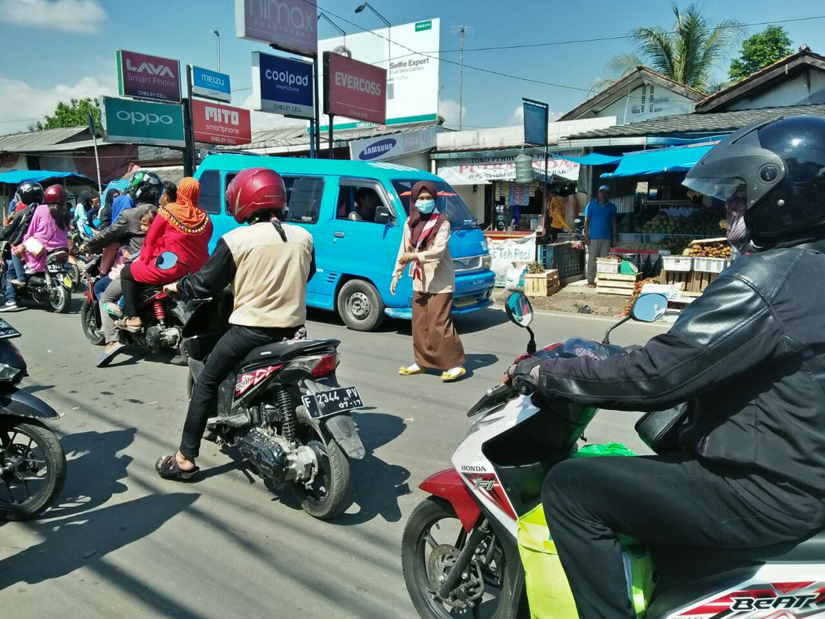 MyprideMagz's tweet photo. Leuwiliang, Bogor. Keramaian arah obyek wisata Pabangbon. @PRFMnews @ElshintaBandung @SonoraFM92 @mudikkompas https://t.co/hq7AO0FSmj